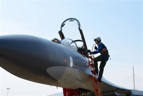 Pilots Fly Third Generation Fighter Jets For First Time China Military