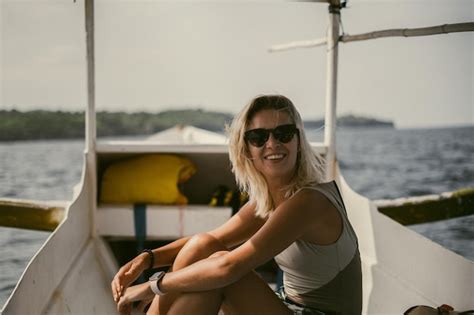 Paseo En Barco En Bali Una Joven Con Gafas De Sol Navega En Un Barco