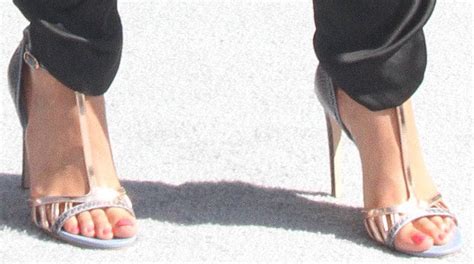 Makeup Free Alicia Keys Shows Off Her Feet In Silver Sandals