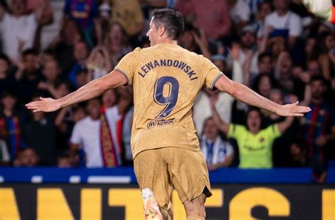 Lewandowski Brace Inspires 4 0 Camp Nou Win For Barcelona