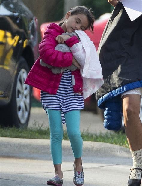 All About Suri Cruise スリ・クルーズ、撮影セットでおねむzzz