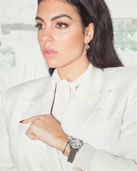مجوهرات جورجينا رودريغيز جزء أساسي من إطلالاتها اليومية وللسهرات مجلة سيدتي