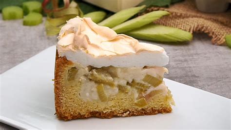 Rhabarberkuchen mit Vanillepudding und Baiser