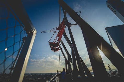 Schaukeln mit panoramablick auf den fluss ij, den bahnhof von amsterdam und das historische stadtzentrum. Europe's Highest Swing-Set Has Opened On The Edge Of An ...