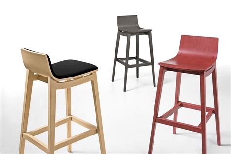 It also has a comfortable foam padded seat with back support. Hang Out Stylishly and Sitting Comfortably on Upholstered Bar Stool with Back - HomesFeed