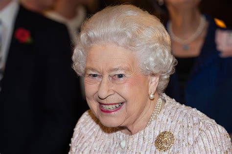 Queen Elizabeth Ii Noch Nie Gesehenes Foto Mit Ihren Enkeln Und