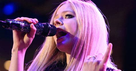 Avril Lavigne Has Lyme Disease Singer Reveals She Was Bedridden For Five Months Huffpost Life