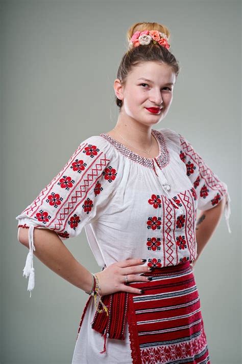 Une Roumaine En Costume Dans La Maison Photo stock Image du événement