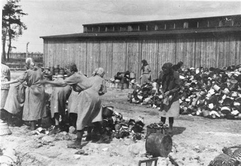 Prisoners in the Aufräumungskommando order commandos sort the