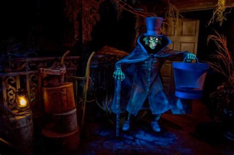 Disneylands Hatbox Ghost Returns To Haunted Mansion Orange County