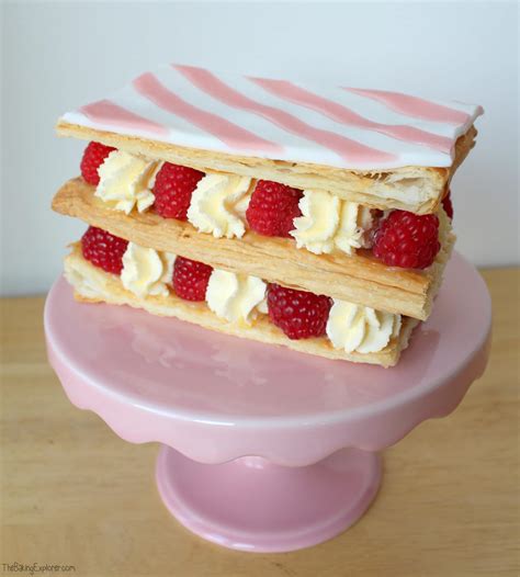 Cette véritable recette, certes à la crème pâtissière et pâte feuilletée, reste néanmoins inratable. Raspberry Mille Feuille - The Baking Explorer