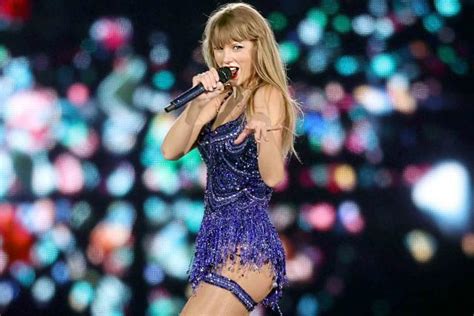 Taylor Swift Hilariously Embraces Minor Wardrobe Malfunction At Tampa Eras Show I End Up In