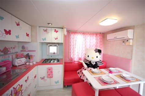 Los amigos de hello kitty han llamado diciendo que van a estar allí en 30 minutos. LA CASA DI HELLO KITTY AL FAMILY PARK DI ECVacanze