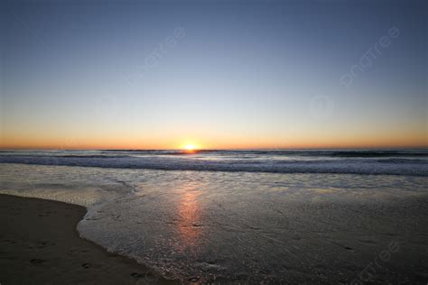 Background Foto Air Laut Matahari Terbenam Yang Mengalir Secara Alami Air Laut Keemasan