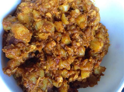 Sambal sira dalam resepi ini ialah sambal/kuah yang digaul bersama karipap selepas karipap digoreng. Mrs Azmi: Karipap Ayam