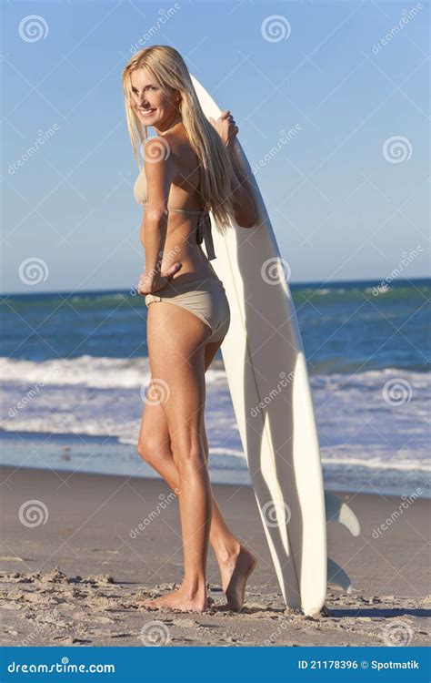 Surfer De Femme Dans Le Bikini Avec La Planche De Surfing La Plage