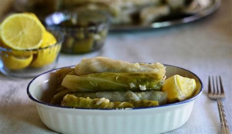 Cut the hard side from the middle of the cabbage leaves and put aside. Malfouf Libanais - Cuisine Marocaine
