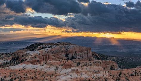 Bryce Canyon Sun Rays Behind Dark Clouds The Sun Appea Flickr