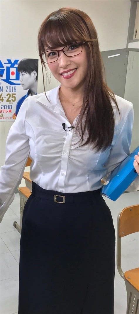 Reina sumi (鷲見 玲奈, sumi reina, born 12 may 1990) is an announcer for tv tokyo. ボード「鷲見玲奈」のピン