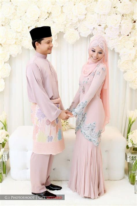 Baju pengantin dengan potongan lurus bisa dikenakan untuk acara pernikahan saat pandemi. Tampil Cantik Dengan Model Baju Pengantin Muslim Terbaru