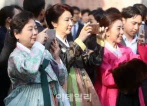 Maybe you would like to learn more about one of these? 포토현정은 회장, '내가 직접 찍어볼까?'