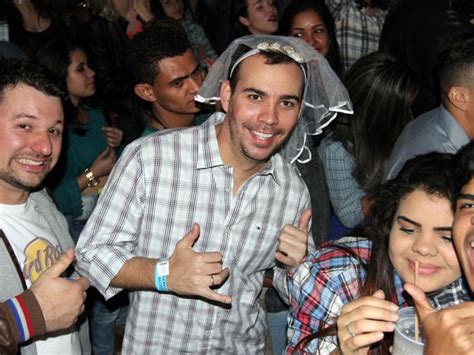 Geralmente são convidadas algumas mulheres dançarinas para animar a festa. G1 - Com véu e marcas de batom, noivo faz despedida de solteiro na Faici - notícias em Faici 2016