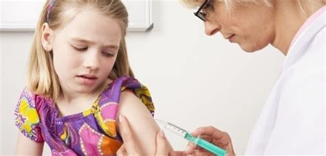 Registrace na očkování proti covidu začnou v půli ledna 2021. Injekce plná strachu. Jaká jsou úskalí očkování? | Týden.cz