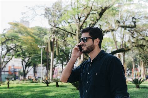 Casual Hombre Hablando Por Teléfono En El Parque Foto Gratis