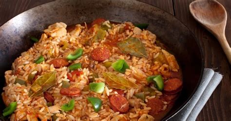 Découvrez la Jambalaya faite de riz de saucisses et de morceaux de