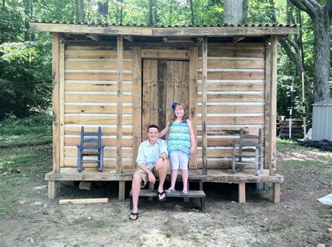 Let me show you how you can build a cabin with pallets for free! Cabin my husband built for our daughter. It is made ...