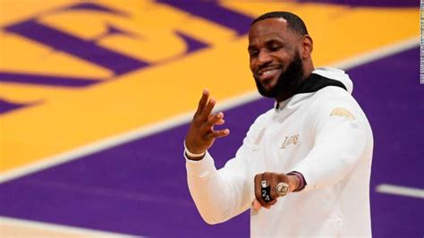 Including 2 touching tributes to the late nba legend in the design. NBA: Los Angeles Lakers receive Championship rings - and then lose their season opener ...