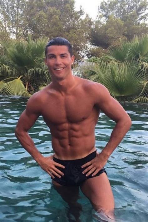 Cristiano Ronaldo Posta Foto Sem Camisa Exibindo Abdômen Definido