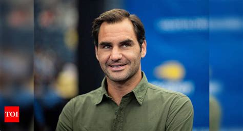 Practicing Social Distancing Roger Federer Shows Off His Trick Shots