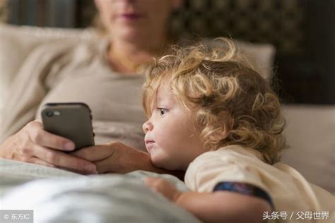 孩子多大可以玩手机ipad看看国外父母都怎么做！