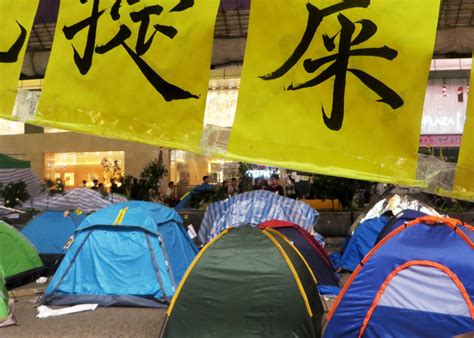 Demonstration In Hongkong Kofferpacken At