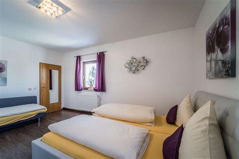 Hotel 4 bett zimmer berlin. 3-Bett-Zimmer - Kapellenstüberl