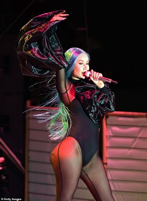 Iggy Azalea Bends Over And Twerks On Stage In Las Vegas Daily Mail Online