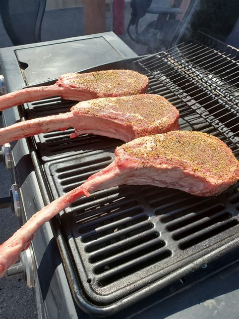 Sear the steak on all sides, including the thick edge. Tomahawk steaks : BBQ