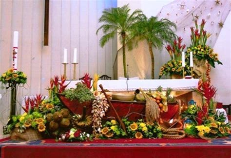 Sedangkan rangkaian bunga lainnya disesuaikan dengan bentuknya, seperti bunga meja dan bunga, daun, dan buah digunakan sebagai penghias gereja katedral. Tata Cara Merangkai Bunga Altar - Lusius Sinurat