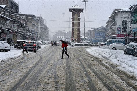 Photos Kashmir Witnesses Seasons First Snowfall News Photos Gulf News