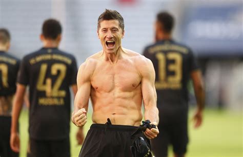 liga niemiecka zrobił to robert lewandowski pobił rekord legendarnego gerda muellera 41