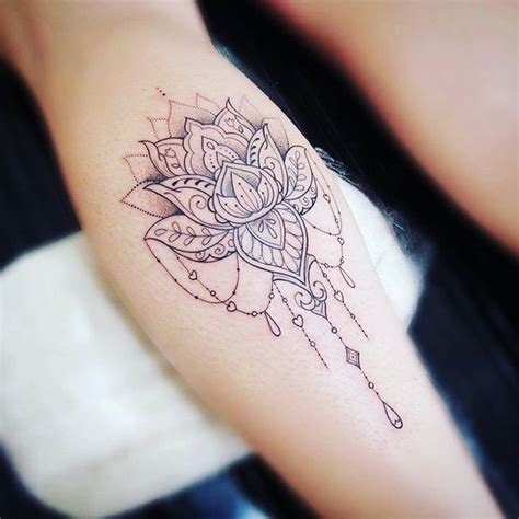 Idee tattoo pied discret femme fleur de lotus tatouage femme. 1000+ ideas about Lotus Tattoo on Pinterest | Tattoos, Lotus Flower Tattoos and Flower Tattoos ...