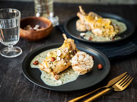 Geschmortes Kaninchen mit Senf -Estragon Marinade und Semmelknödeln