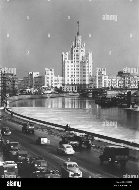 Itar Tass La Urss Moscú Una Vista Sobre El Edificio De Apartamentos En Kotyelnicheskaya