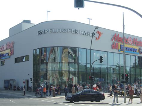 Tempelhofer hafen lies immediately next to u bahnhof uhlsteinstrasse. Hafen Tempelhof