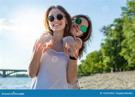 portret van twee mooie meisjes op het strand stock foto image of portret vrienden 153422284