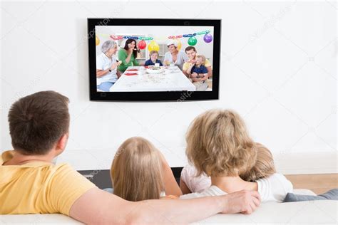 Här har du en enkel överblick för att se om det spelas någon ishockey idag och vilken. Ung familj tittar på tv tillsammans — Stockfotografi ...