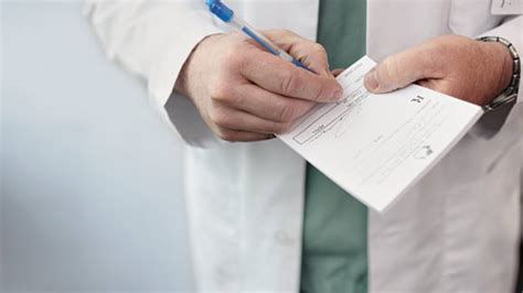 ورقة طبيب يكتب فيها اسم الدواء
