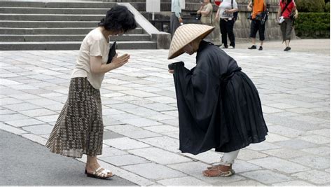 The Korean Style Bow Is Ruffling Feathers In Japan So Whats A Proper