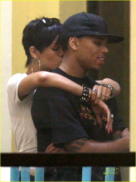Rihanna And Chris Browns Kfc Kiss Photo 1118881 Photos Just Jared